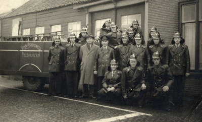 90565 Groepsportret van de leden van de vrijwillige brandweer van de gemeente Veldhuizen bij de kazerne aan de ...